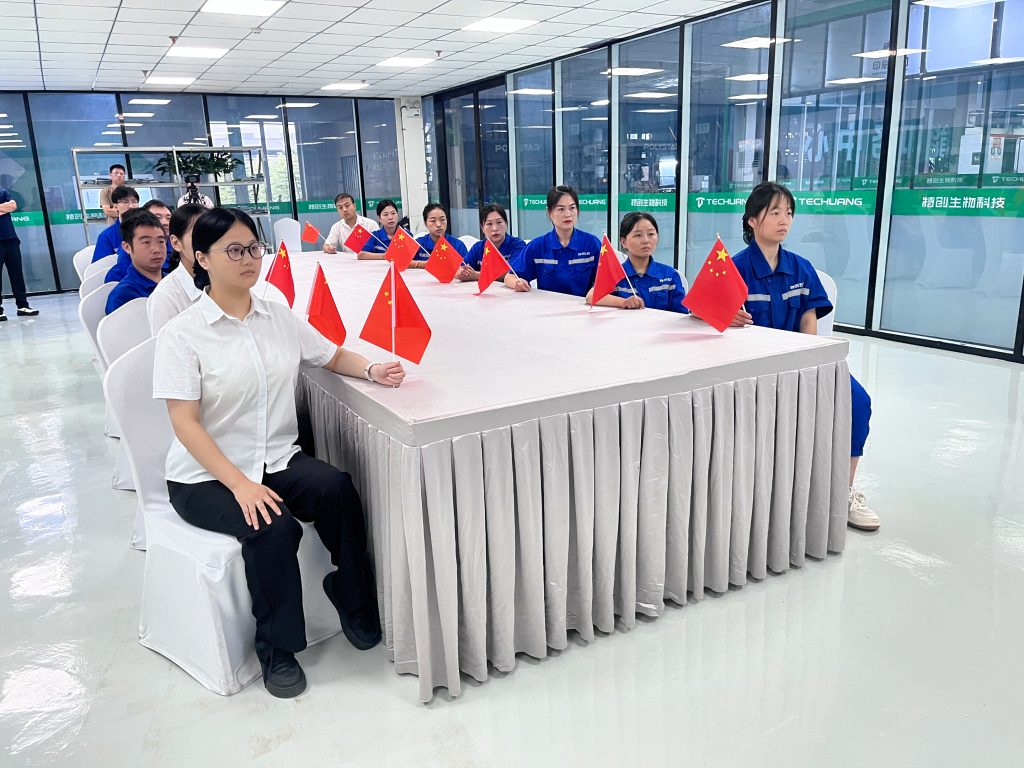 河南特創組織員工觀看“9.3”閱兵盛典